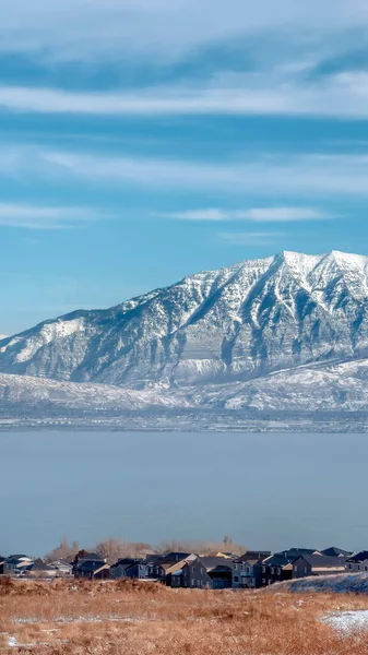 Marco vertical Pintorescas montañas Wasatch y Utah Lake bajo el cielo azul nublado en invierno —  Fotos de Stock