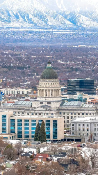 Cornice verticale Utah State Capitol Building contro una vista mozzafiato di Salt Lake City in inverno — Foto Stock