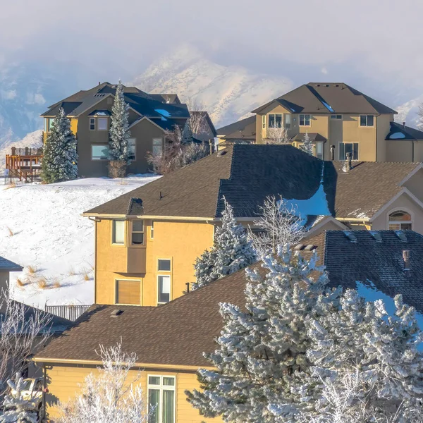 Cosecha cuadrada Casas cubiertas de nieve Wasatch Montaña en un día soleado de invierno — Foto de Stock