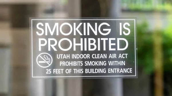 Panorama Fumare è proibito segno da vicino sulla porta di vetro trasparente di edificio nello Utah — Foto Stock