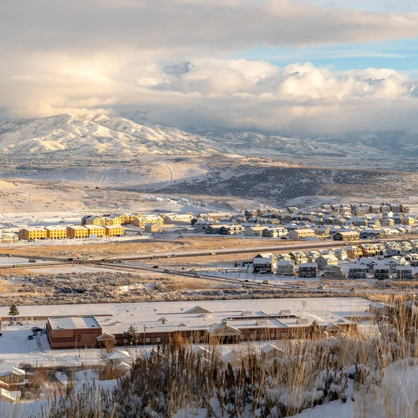 Marco cuadrado Montaña y barrio residencial en Utah Valley en un día nevado de invierno — Foto de Stock