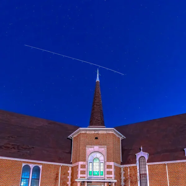 Marco cuadrado Vista frontal de una hermosa iglesia de ladrillo en Provo Utah con cielo azul profundo sobre la cabeza — Foto de Stock