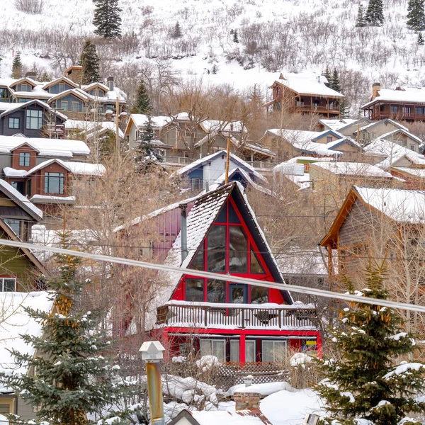 Cosecha cuadrada Hermosas casas coloridas en el barrio de la colina cubiertas de nieve en invierno — Foto de Stock