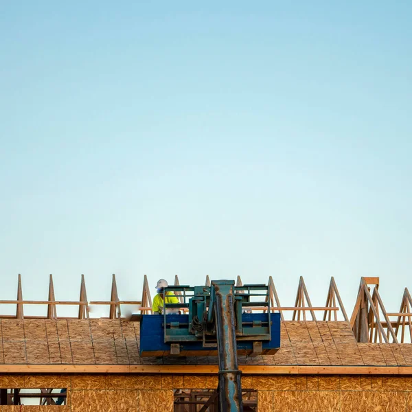 Constructores cuadrados techando una casa de nueva construcción luz del día —  Fotos de Stock
