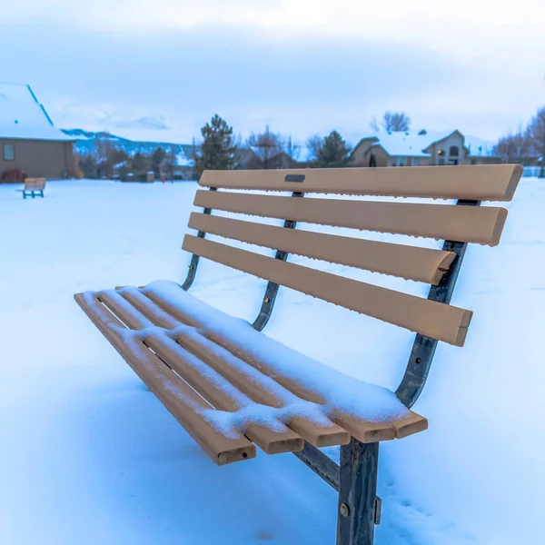 在犹他湖畔，广场上的风景如画的雪覆盖着冬季的风景，长椅空荡荡 — 图库照片