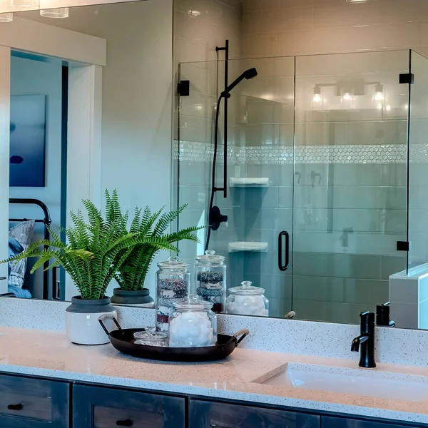 Kwadratowa łazienka z dwoma umywalkami i lustrem ściennym, które odzwierciedla kabinę prysznicową i drzwi — Zdjęcie stockowe