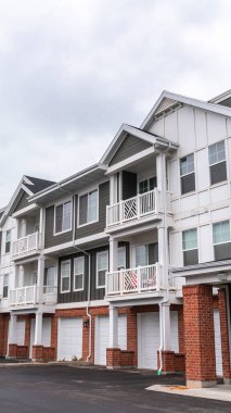 Dikey Uzun Şehir Apartmanları Sırası Gün Işığı