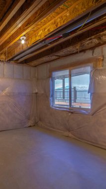 İzole edilmiş bir odanın içi dikey olarak boş