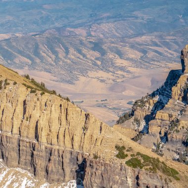 Utah Timpanogos Dağı 'nın zirvesinde dik kayalıklar var.