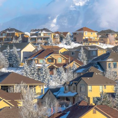 Wasatch Dağı 'nın yükselen karlı zirvelerinin engellenmemiş manzaralı kare manzaralı bir kasaba.