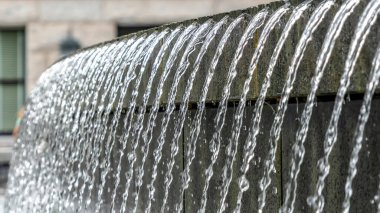 Utah Eyalet Başkent Binası 'nın dışındaki dairesel havuzda panorama mahsulü çeşmesi damlıyor.