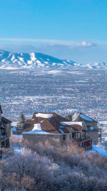 Wasatch Dağları 'na yağan dikey kar, kışın buzlu arazide evleri olan.