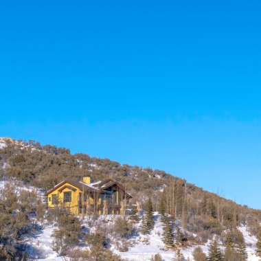 Park City dağının üzerinde güneşli bir kış günü karla kaplı açık mavi bir gökyüzü.