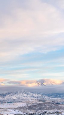 Dikey çerçeve Utah Vadisi karla kaplanmış bulutlu mavi gökyüzü