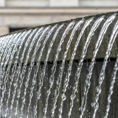 Utah Eyalet Başkent Binası 'nın dışındaki dairesel havuza damlayan Kare Su Çeşmesi