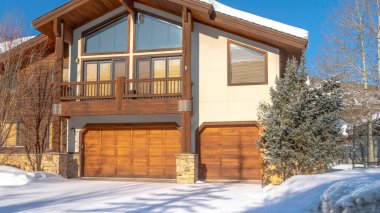 Lüks Park City Utah 'taki Panorama Home cephesi güneşli bir kış gününde izlendi