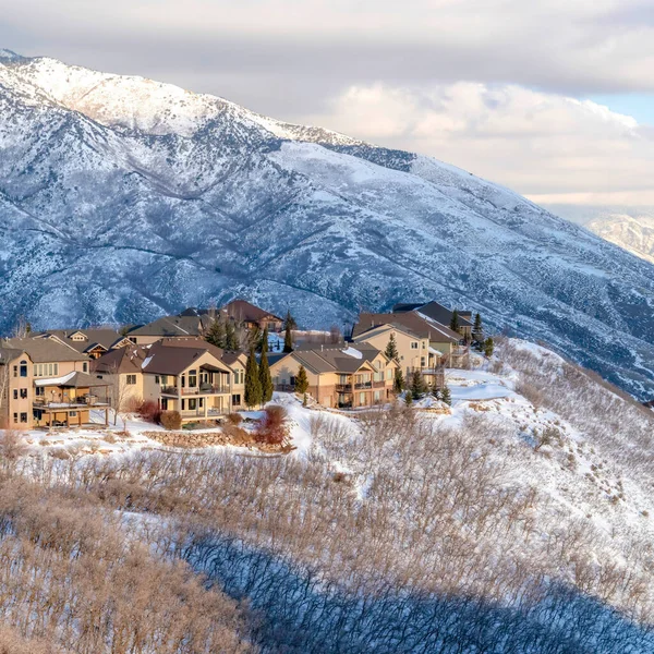 Square Homes Ubicado en medio de prístinas vistas a la montaña Wasatch cubierto de nieve en invierno — Foto de Stock