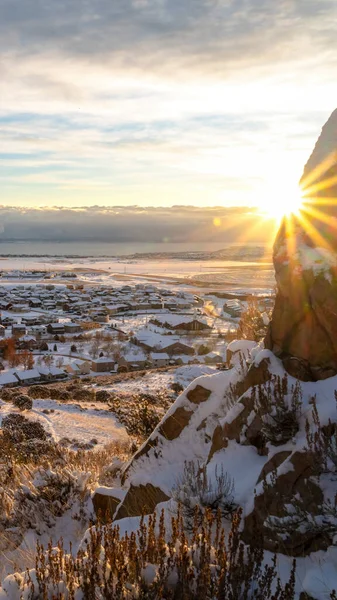 Pystysuora auringonnousu luminen Utah Valley pilvinen taivas järven yli kodeissa ja vuoren — kuvapankkivalokuva