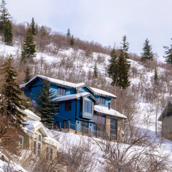 Квадратные дома на жилом горном районе в заснеженном Парк-Сити штата Юта зимой — стоковое фото