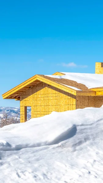 Quadro vertical Casa em construção em uma montanha coberta de neve em Park City Utah — Fotografia de Stock