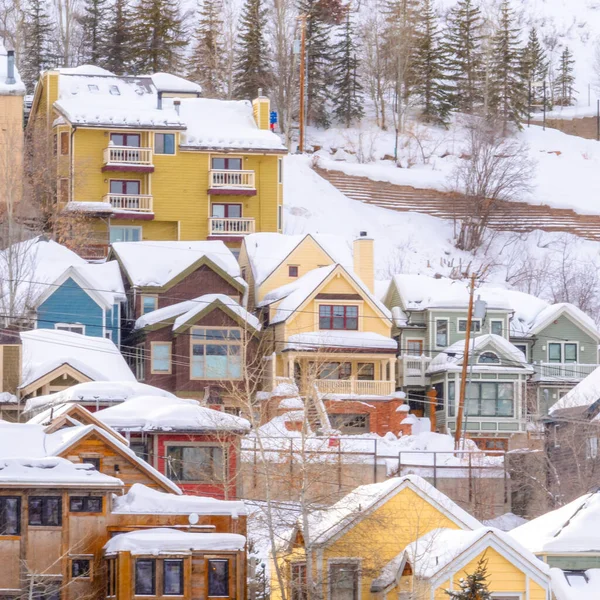 Plaza Hermosas casas sentadas en la colina cubierta de nieve en Park City Utah vistas en invierno — Foto de Stock