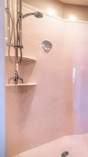 Área de ducha vertical con cabezal de ducha de acero inoxidable azulejo pared cortina espejo y bastidores — Foto de Stock