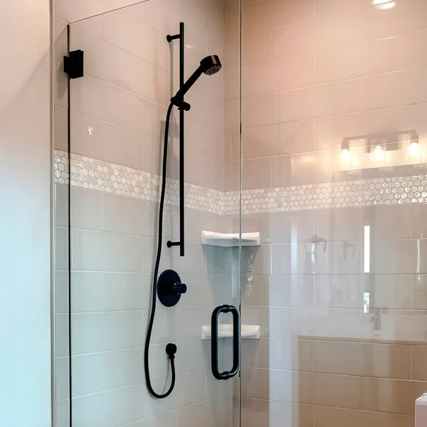 Kwadratowa rama kabina prysznicowa z półszklaną obudową i czarną głowicą prysznicową — Zdjęcie stockowe