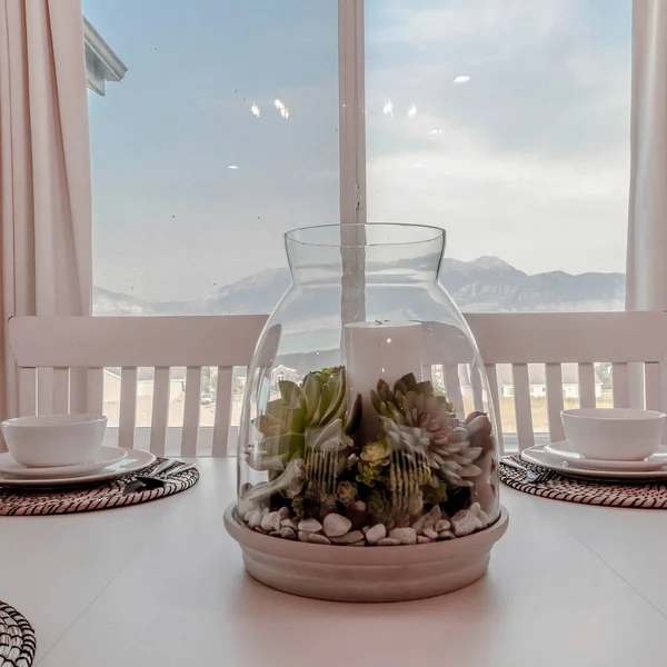 Quadrado Casa sala de jantar com vista para a montanha e panorâmica ao ar livre através da janela — Fotografia de Stock