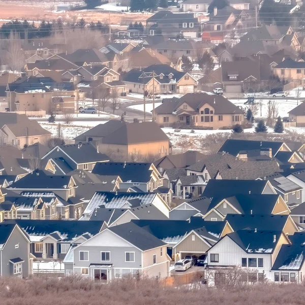 Quadratische Häuser in Alpine Utah Nachbarschaft inmitten schneebedeckter Hügel und reichlich Bäume im Winter — Stockfoto