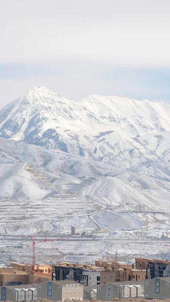 Vertikální úroda Snowy Wasatch Mountain tyčící se nad jižním Jordánskem v Utahu — Stock fotografie