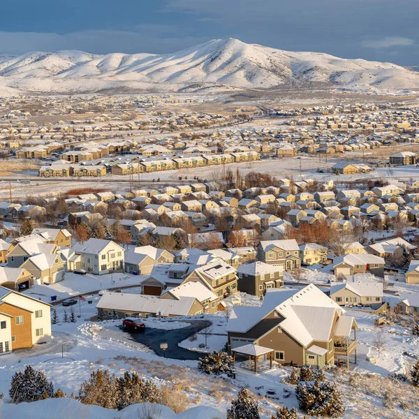 Cultivo cuadrado Casas en Utah Valley comunidad con vistas a la montaña contra el cielo nublado — Foto de Stock