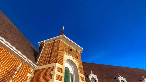 Panorama Exterior de una iglesia en Provo Utah con la pared de ladrillo bajo cielo azul claro vivo — Foto de Stock