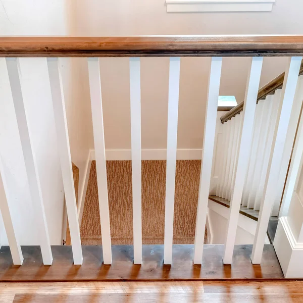 Escada quadrada em forma de U de casa com corrimão brwon apoiado por balaústres brancos — Fotografia de Stock