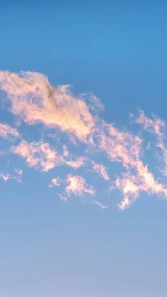 夕阳西下，垂直的智慧白云呈粉红色 — 图库照片