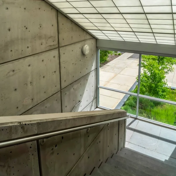 Cultura quadrada Edifício comercial interior com telhado de vidro fosco inclinado sobre escadaria — Fotografia de Stock