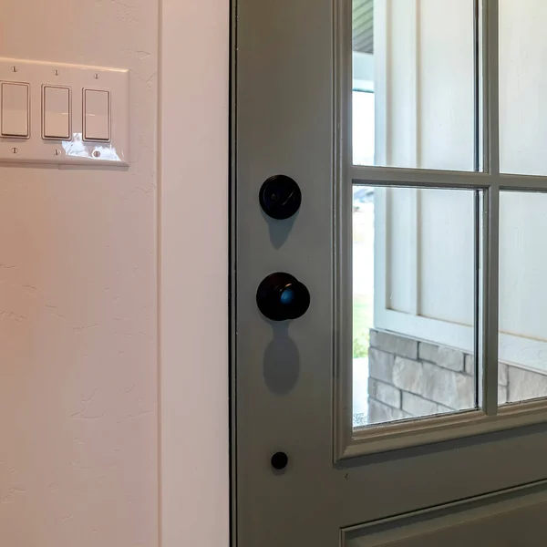 Fyrkantig ram Närbild av trä ytterdörr i hemmet med glasskiva och svart dörrhandtag — Stockfoto