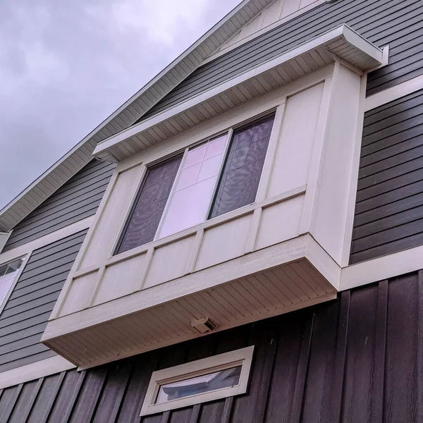 Quadrado quadro fachada da casa com varanda estreita dia de luz — Fotografia de Stock