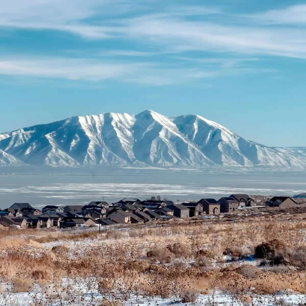 Marco cuadrado Rugged Wasatch Mountains y el lago de Utah helado con terreno nevado en primer plano — Foto de Stock