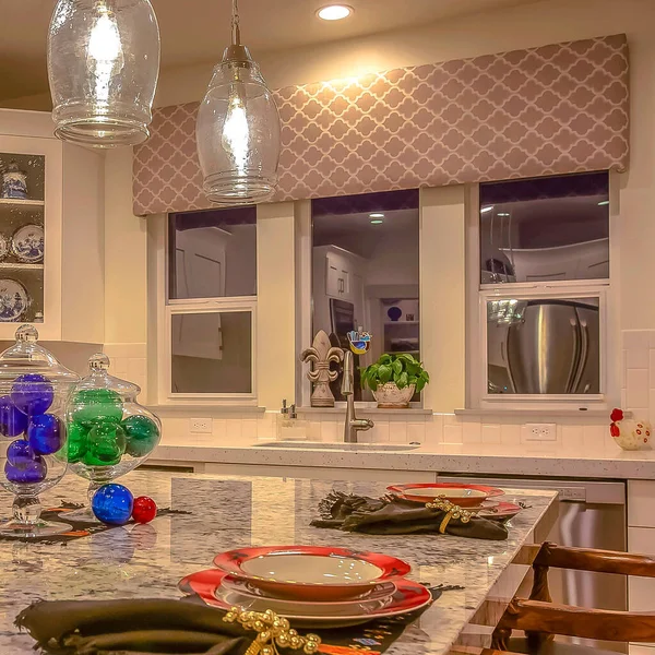 Pengaturan meja panen persegi di ruang makan rumah dengan furnitur dan peralatan makan yang elegan — Stok Foto