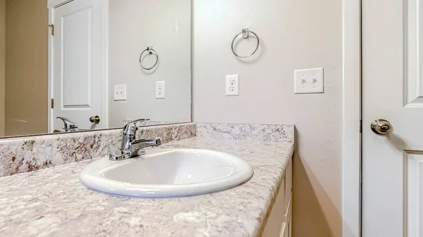 Раковина с краном из нержавеющей стали на мраморной столешнице в ванной комнате — стоковое фото