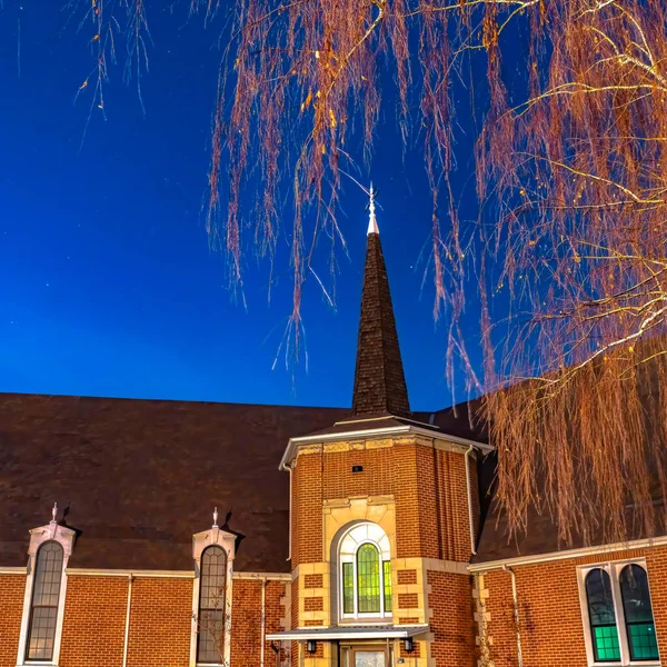 Plaza Exterior de una iglesia con pared de ladrillo en el pintoresco Provo Utah contra el cielo azul claro — Foto de Stock