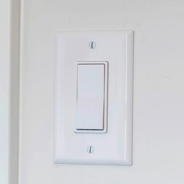 Interruptor eléctrico interior cuadrado de la luz del hogar montado en fondo blanco de la pared — Foto de Stock