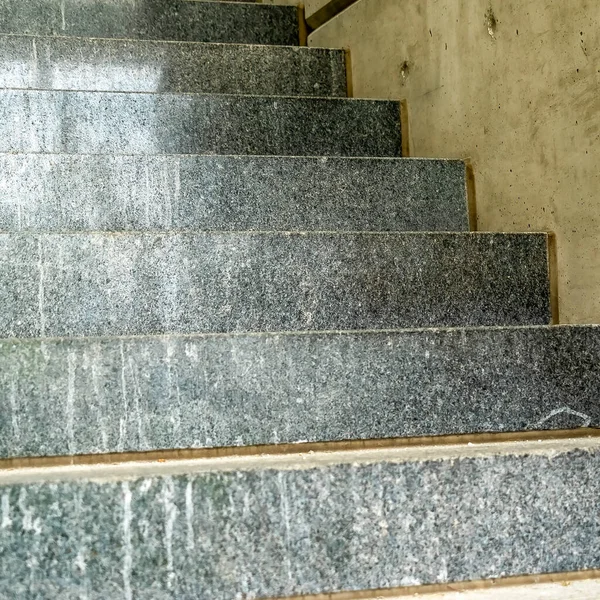 Fyrkantig ram Närbild av betongspår av en trappa inuti en kommersiell byggnad — Stockfoto