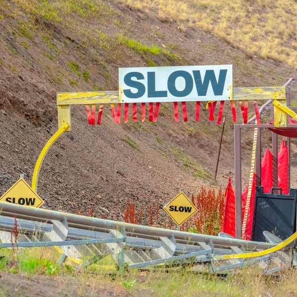 Atracción de montaña cuadrada con señales de seguridad lentas en Park City Utah resort en verano — Foto de Stock
