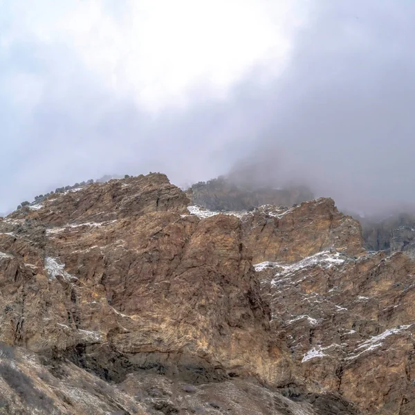 Marco cuadrado Paisaje montañoso rocoso con cielo nublado en Provo Canyon Utah en invierno — Foto de Stock