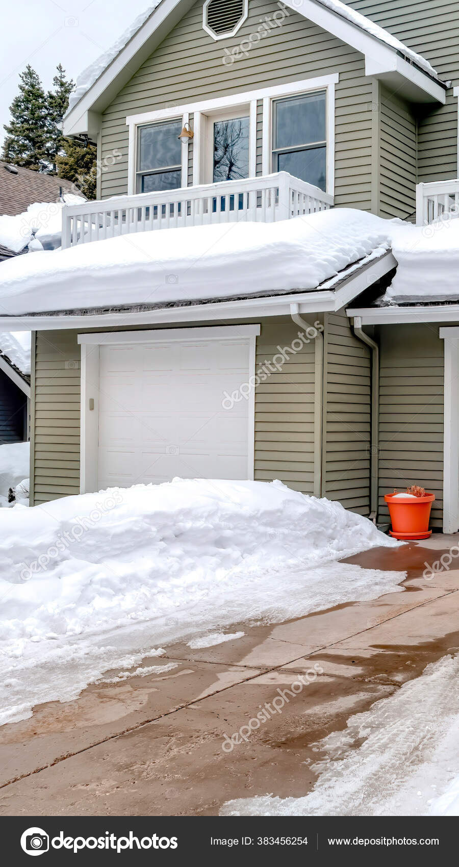 在两个车库前 有雪地车道的家立式门框 冬季可以看到 图库照片 C Dropthepress Gmail Com 在两个车库前 有雪地车道的家立式门框 冬季可以看到 图库照片 C Dropthepress Gmail Com