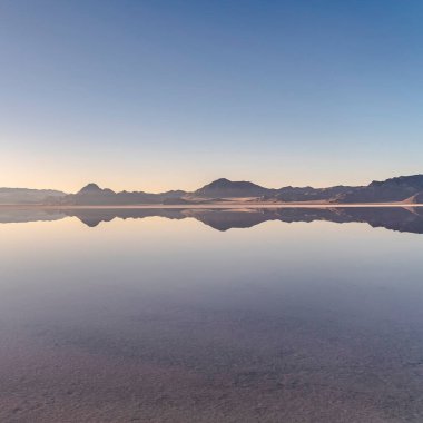 Bonnievale Salt Flats, Utah 'ta sakin bir gün batımı.