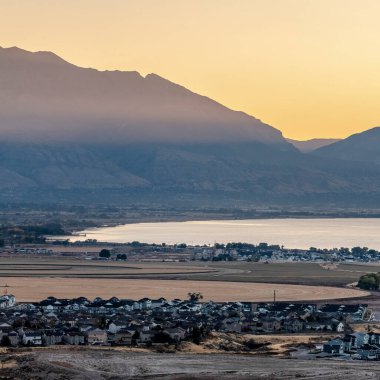 Kare çerçeve Utah Gölü üzerinde gün doğumunda Altın ışık