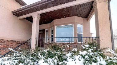 Panorama Karlı Evergreens tuğla evin bahçesinde pencere ve verandalı