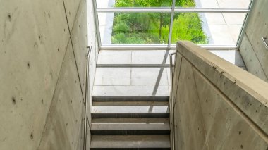 Beton merdiven ve binanın içindeki metal korkuluklardan Panorama manzarası